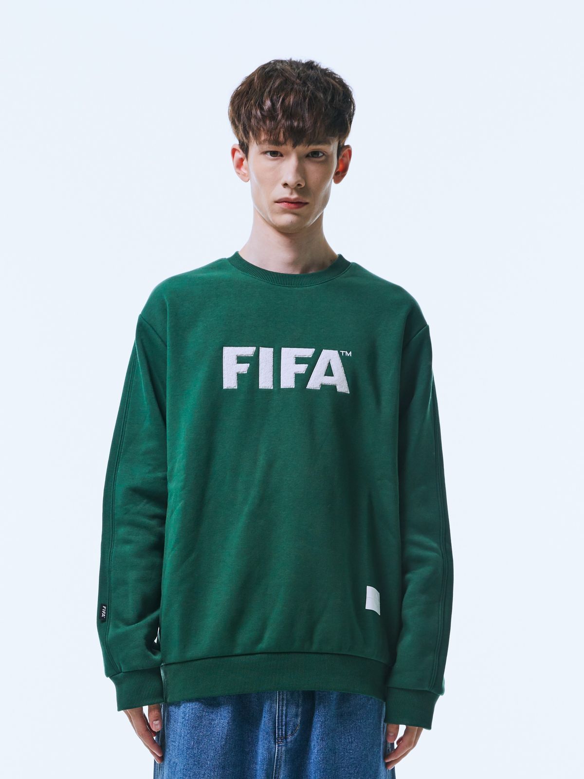 피파 1904(FIFA 1904) 에센셜 부클 자수 맨투맨(기모) 다크그린(FF24MR14U_730)