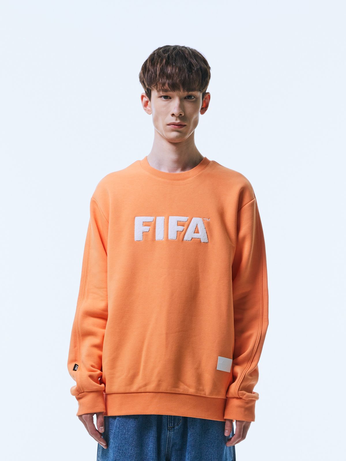 피파 1904(FIFA 1904) 에센셜 부클 자수 맨투맨(기모) 오렌지(FF24MR14U_500)