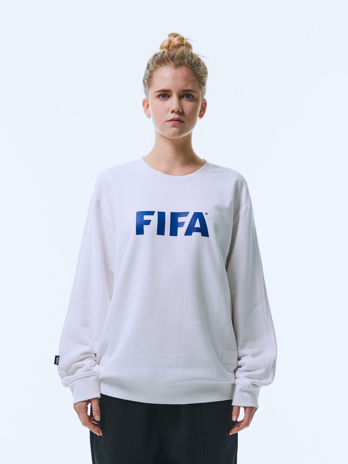 피파 1904(FIFA 1904) 에센셜 빅로고 맨투맨 화이트(FF23MR02U_100)