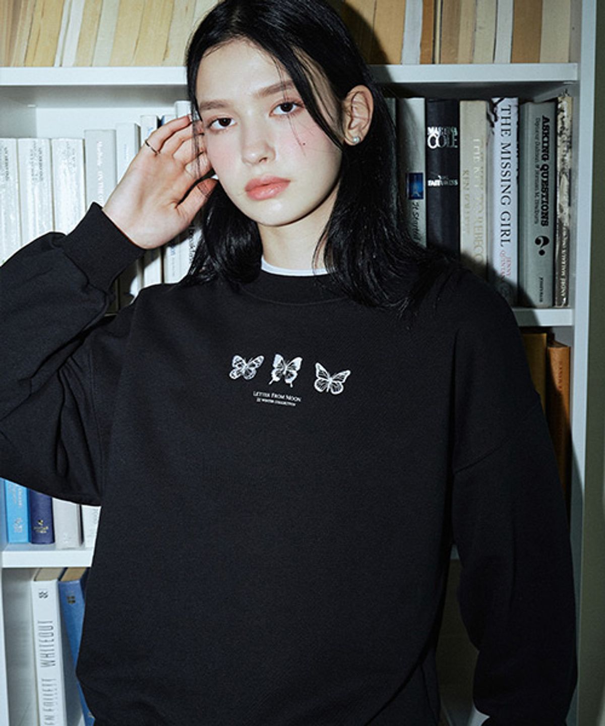레터프롬문(LETTER FROM MOON) 트리플 나비 자수 스웻셔츠 ( 블랙 )