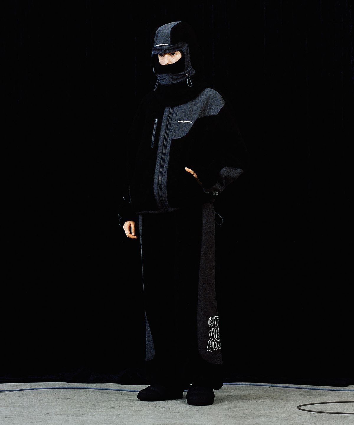 더바이닐하우스(THEVINYLHOUSE) PANELED FLEECE PANTS BLACK (VH2CWUPA10A)