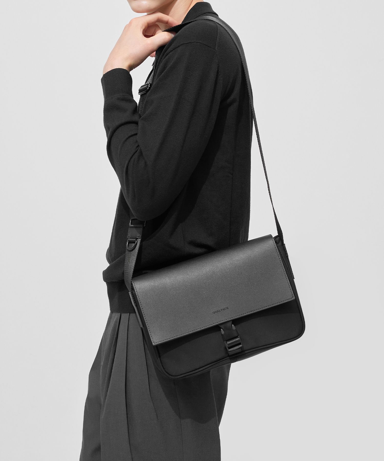 MUSINSA公式 | QUALPACK カレント スモール メッセンジャーバッグ 341