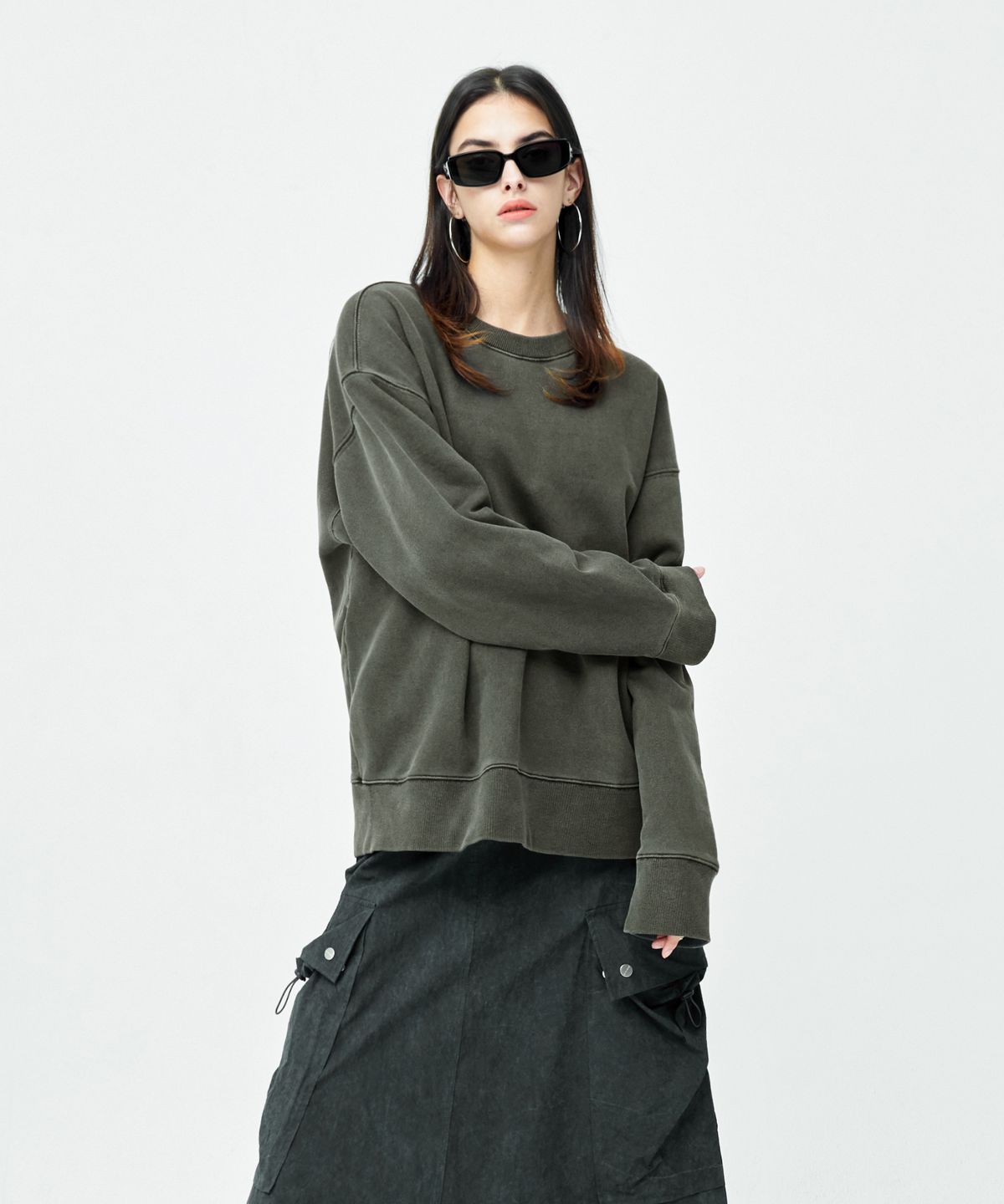 어텐션로우 포 우먼(ATTENTIONROW FOR WOMEN) 22FW01AW060 로코 피그먼트 리버시블 맨투맨 (다크그레이)