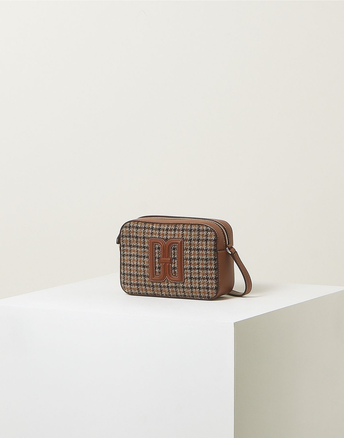 닥스 여성 액세서리(DAKS WOMENS ACCESSORIES) [ D D WOOL CHECK] 브라운 DD로고 울 체크 크로스백 DCBA2F991W2