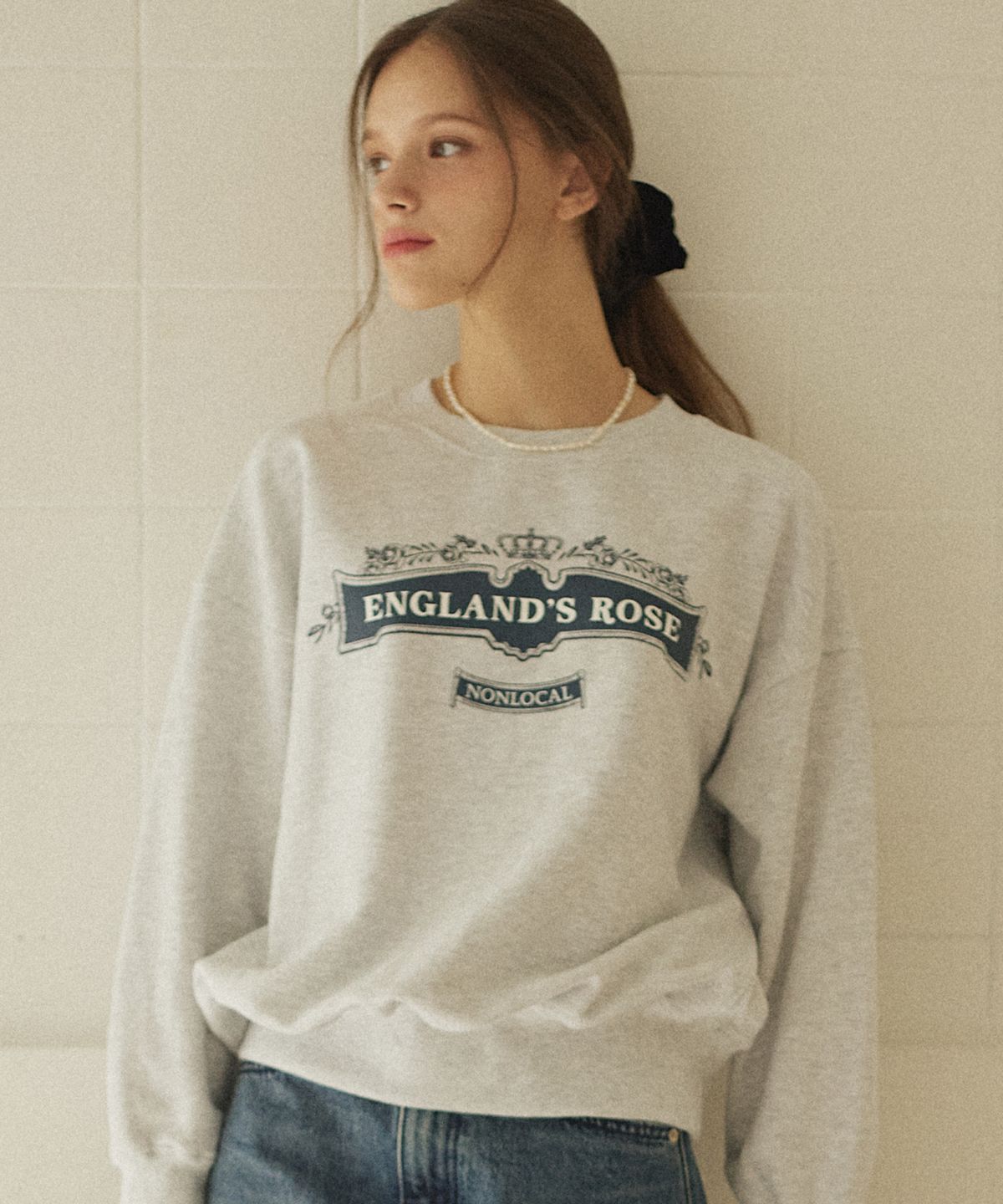 논로컬(NONLOCAL) Emblem flag Sweatshirt - Light Grey