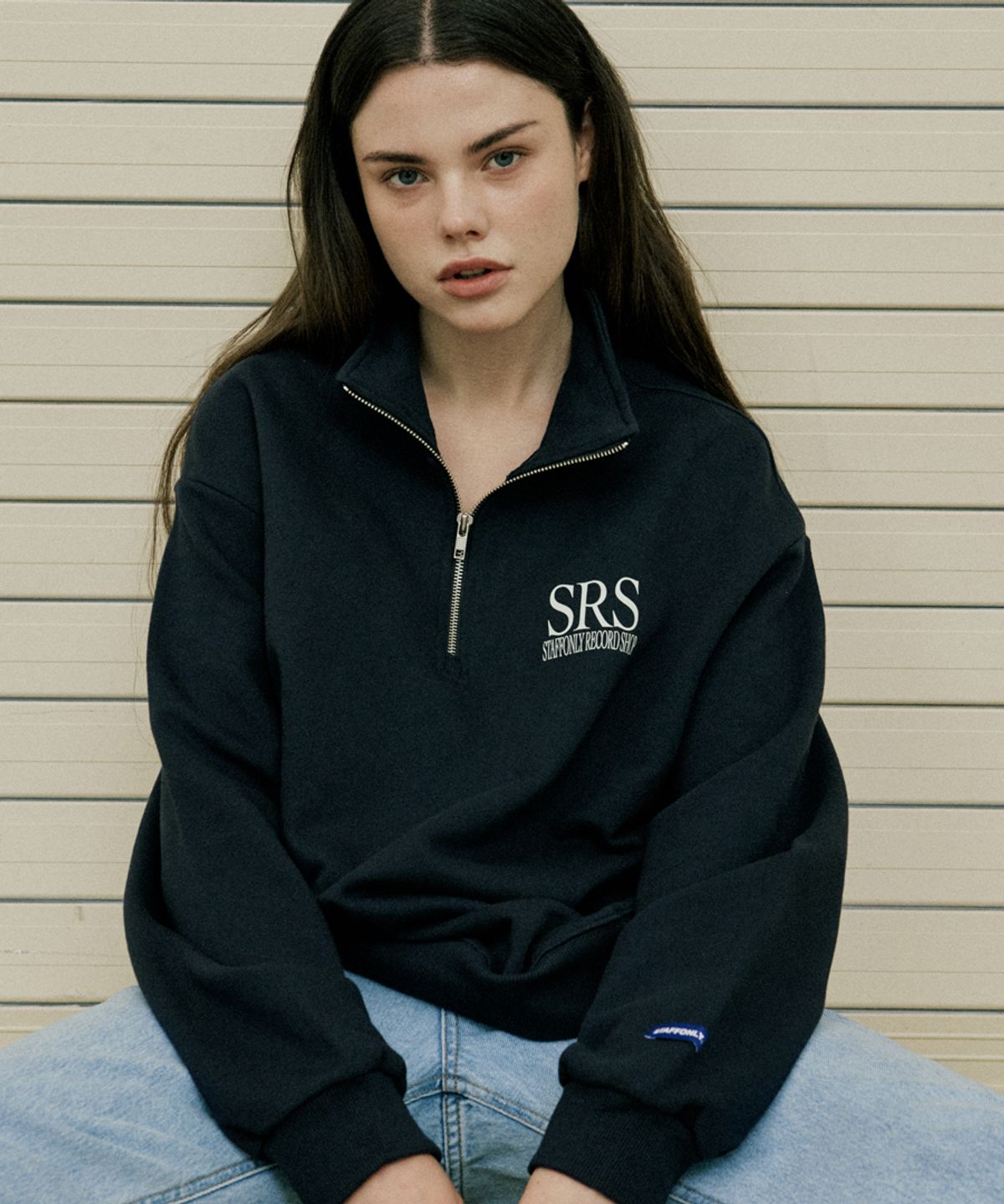 스텝온리(STAFFONLY) SRS LOGO HALF ZIP-UP SWEATSHIRTS (NAVY)