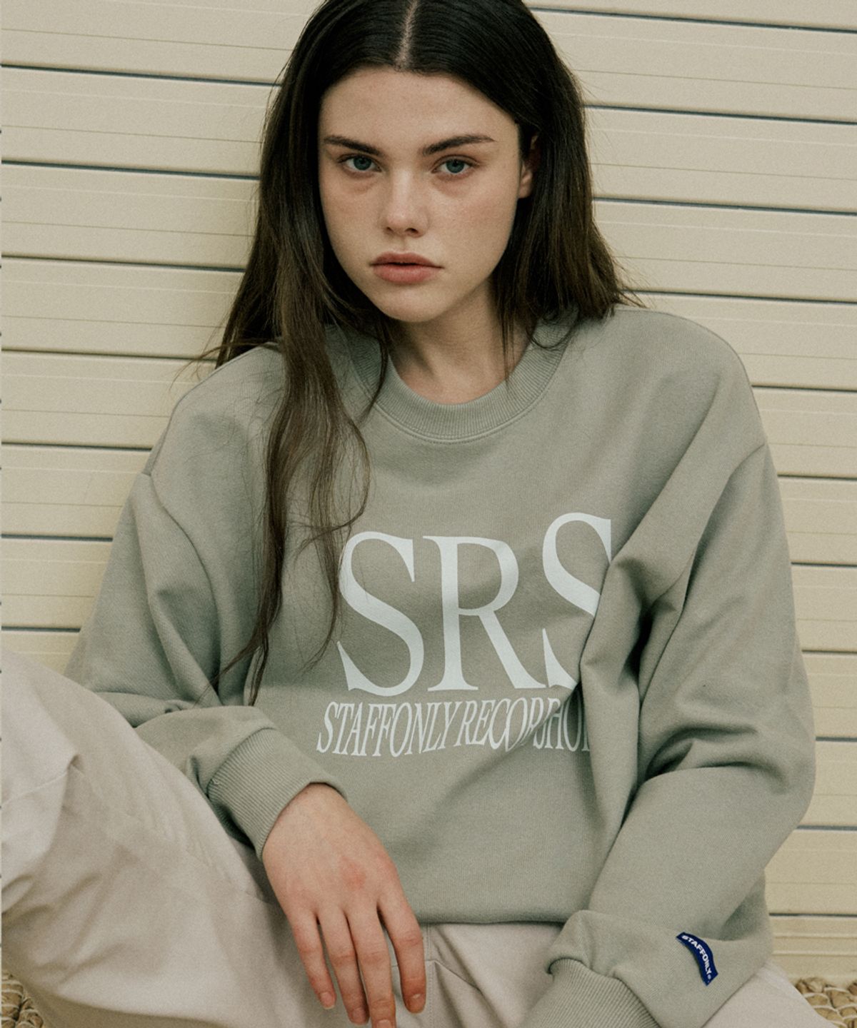 스텝온리(STAFFONLY) SRS LOGO SWEATSHIRTS (OLIVE)