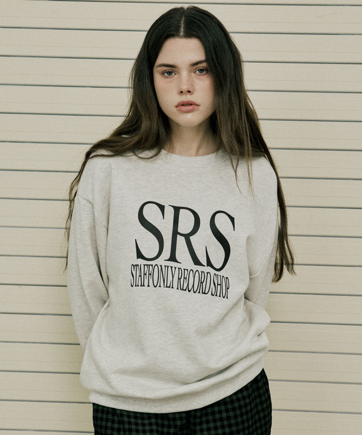 스텝온리(STAFFONLY) SRS LOGO SWEATSHIRTS (MELANGE IVORY)