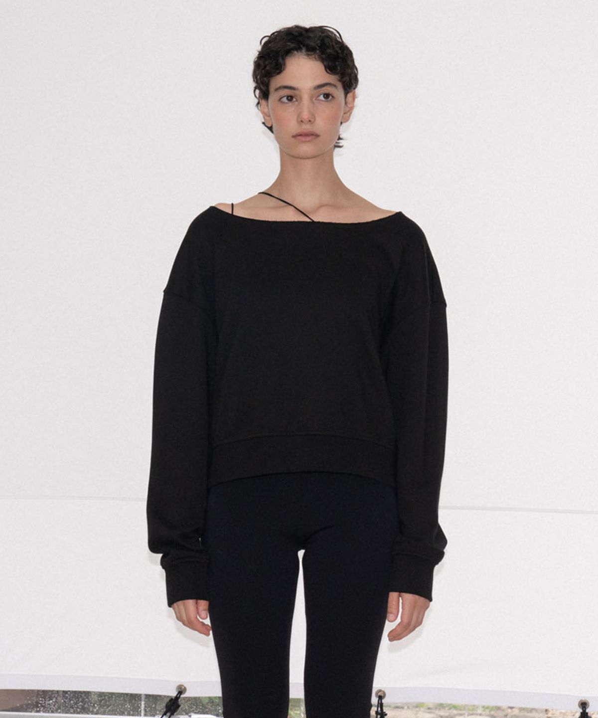 수수무(SUSUMU) OFF SHOULDER SWEAT - BLACK