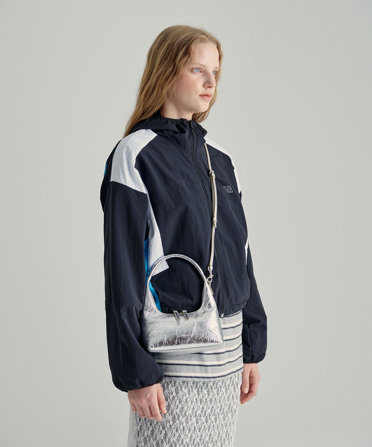 마지셔우드(MARGESHERWOOD) HOBO MINI+STRAP_silver crinkle