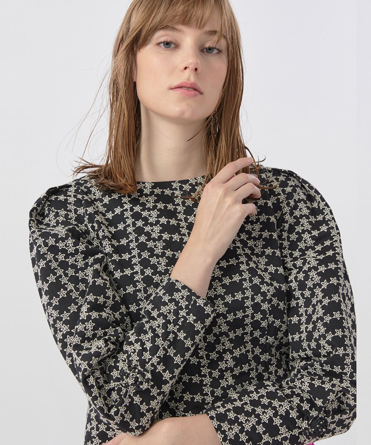 워브먼트(WOVEMENT) [22FW] Rose Corsage Puff Sleeves Blouse - Black