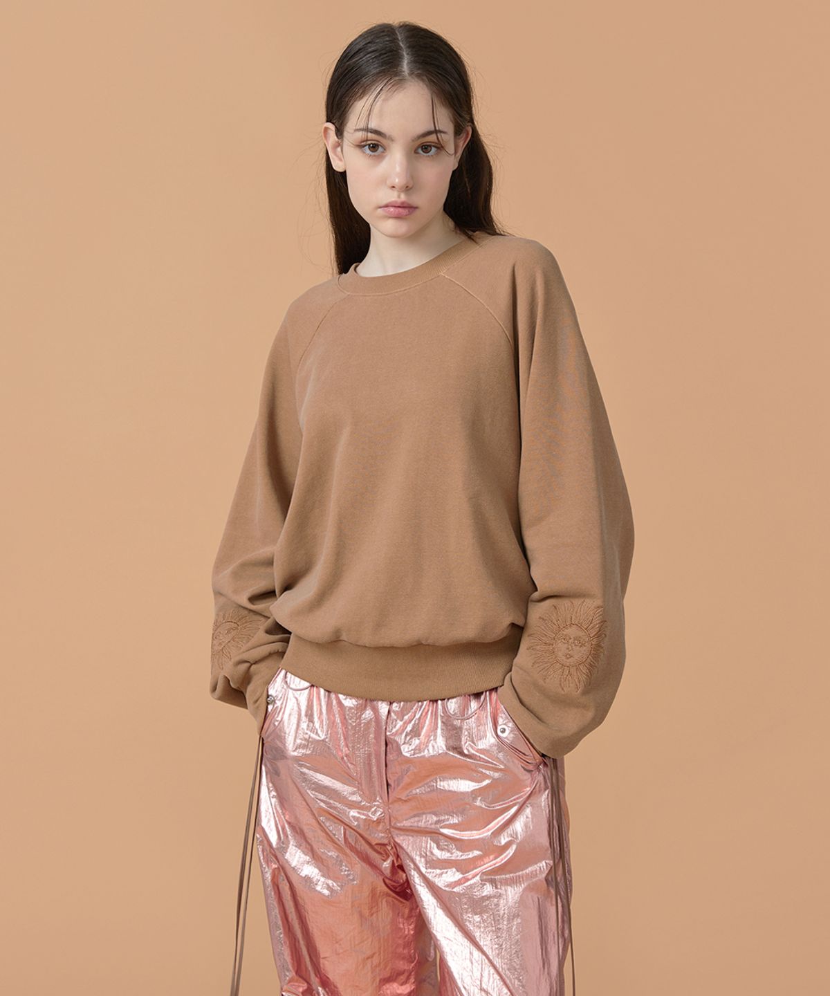 워브먼트(WOVEMENT) [22FW] Sun Needlework Point Sweatshirt - Brown