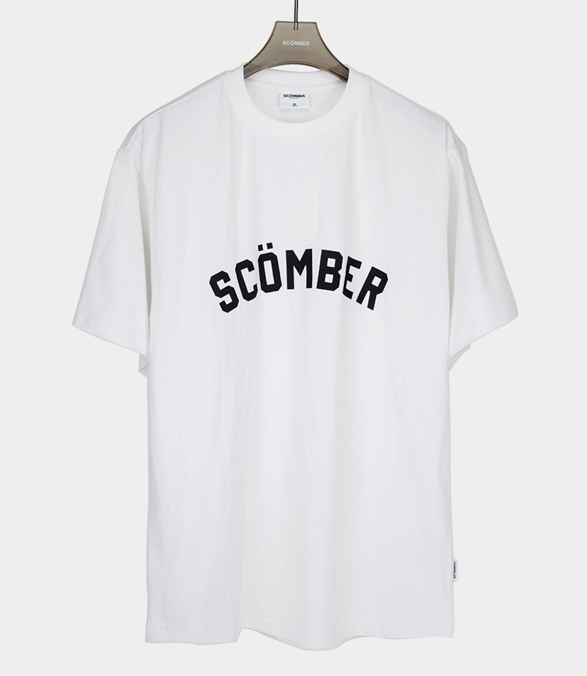스컴버(SCOMBER) ARCH LOGO_White