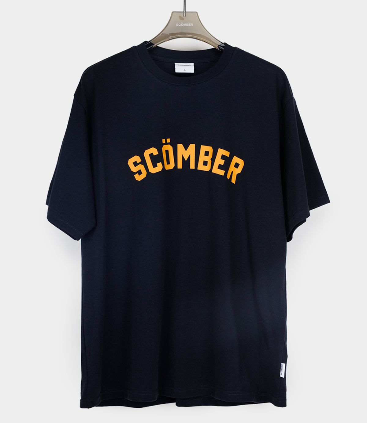 스컴버(SCOMBER) ARCH LOGO_Black