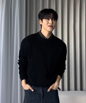 코튼 미니멀 라운드 니트 BLACK