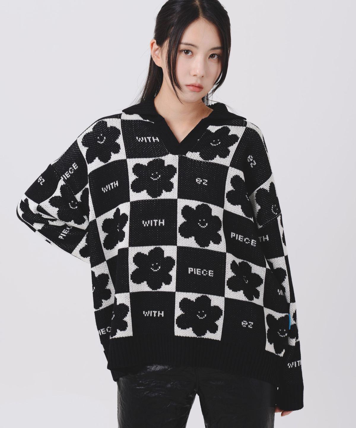 피스메이커(PIECE MAKER) DAISY CHECKERBOARD POLO KNIT SWEATER (BLACK)