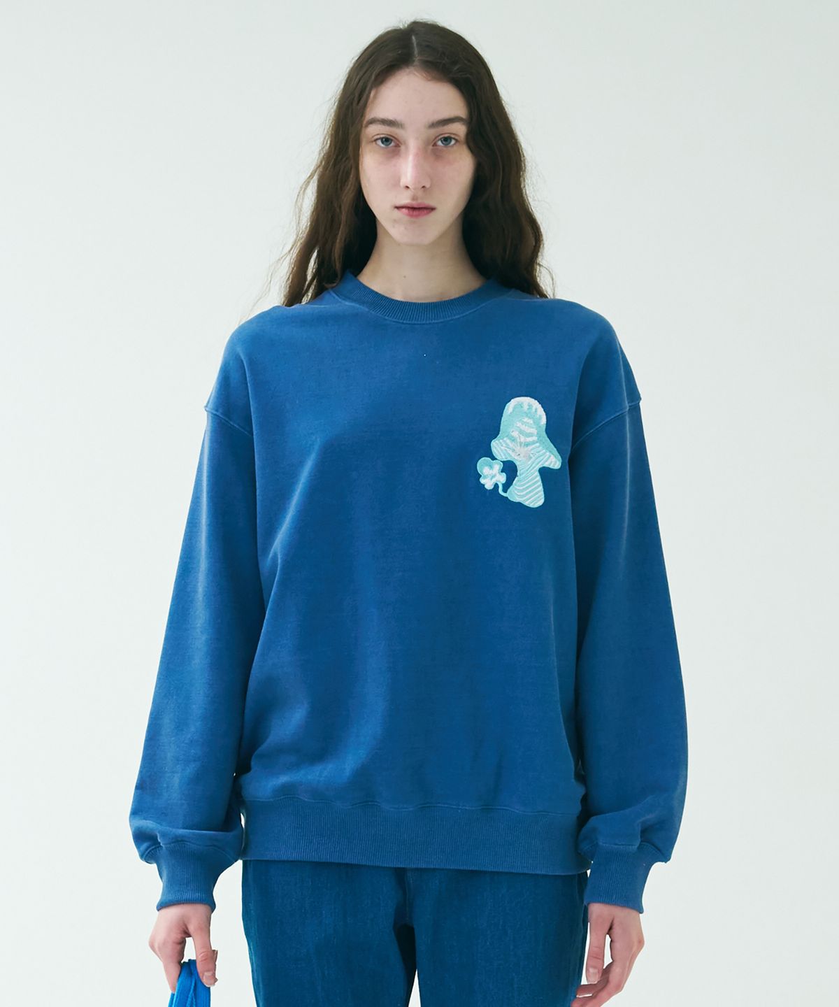 미미카위(MIMICAWE) MUSH EMBROIDERY SWEAT SHIRTS/BLUE