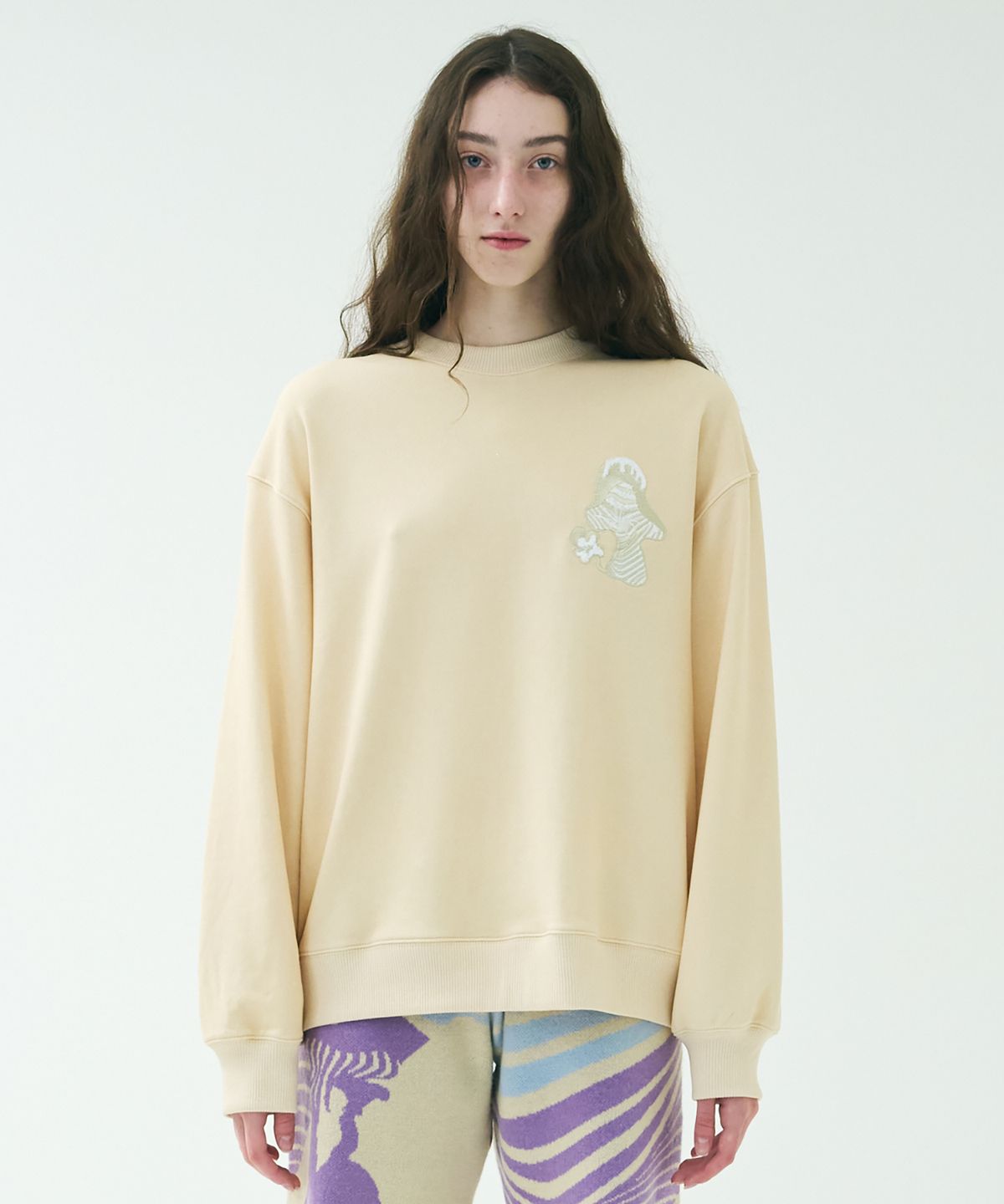 미미카위(MIMICAWE) MUSH EMBROIDERY SWEAT SHIRTS/IVORY