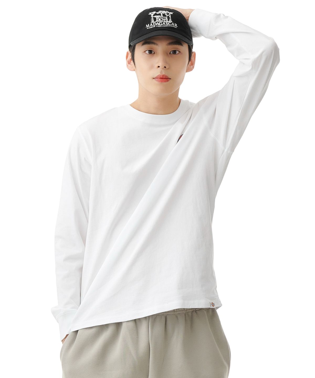 디키즈(DICKIES) 레귤러핏 스몰 자수 로고 롱 슬리브 티셔츠 - 화이트