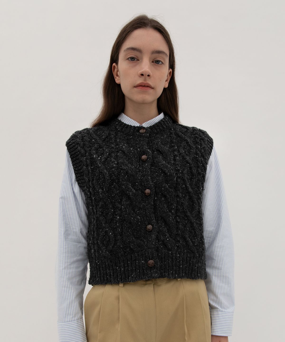 르바(LEVAR) Fisherman Cable Knit Vest - Stone grey
