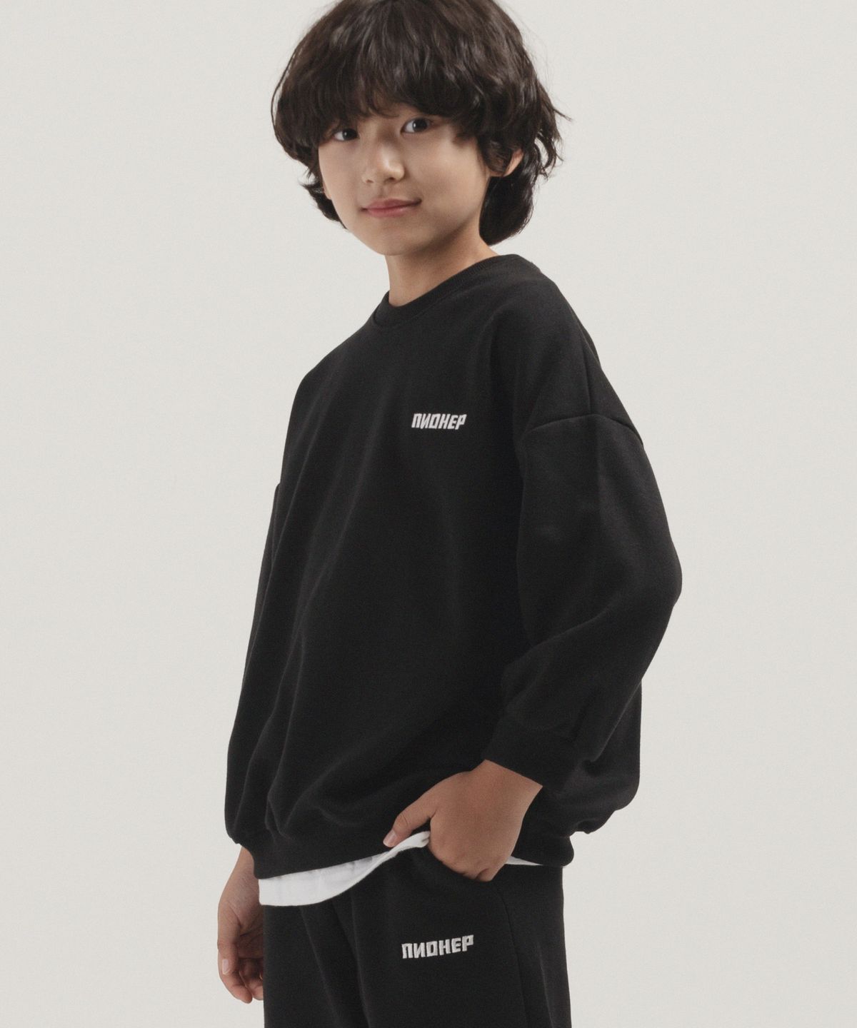 피아네르 키즈(PIANER KIDS) 미니 로고 자수 오버핏 맨투맨 (블랙)