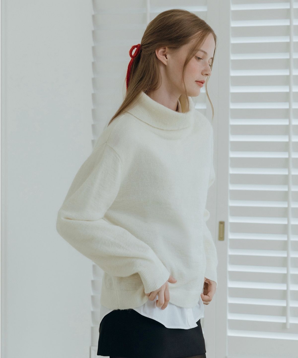 니주르(KNIZURE) 모헤어 벨 슬리브 터틀넥 풀오버_OFF WHITE