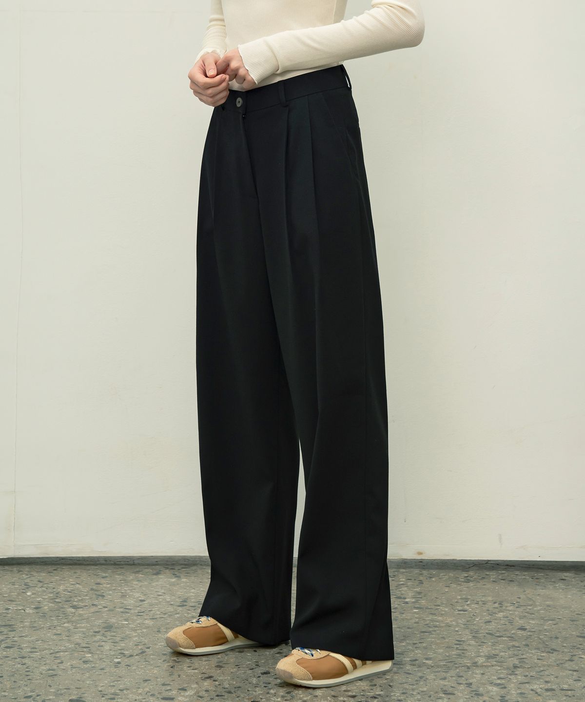 시야쥬(SIYAZU) SIPT7052 muse two tuck wide slacks_Black