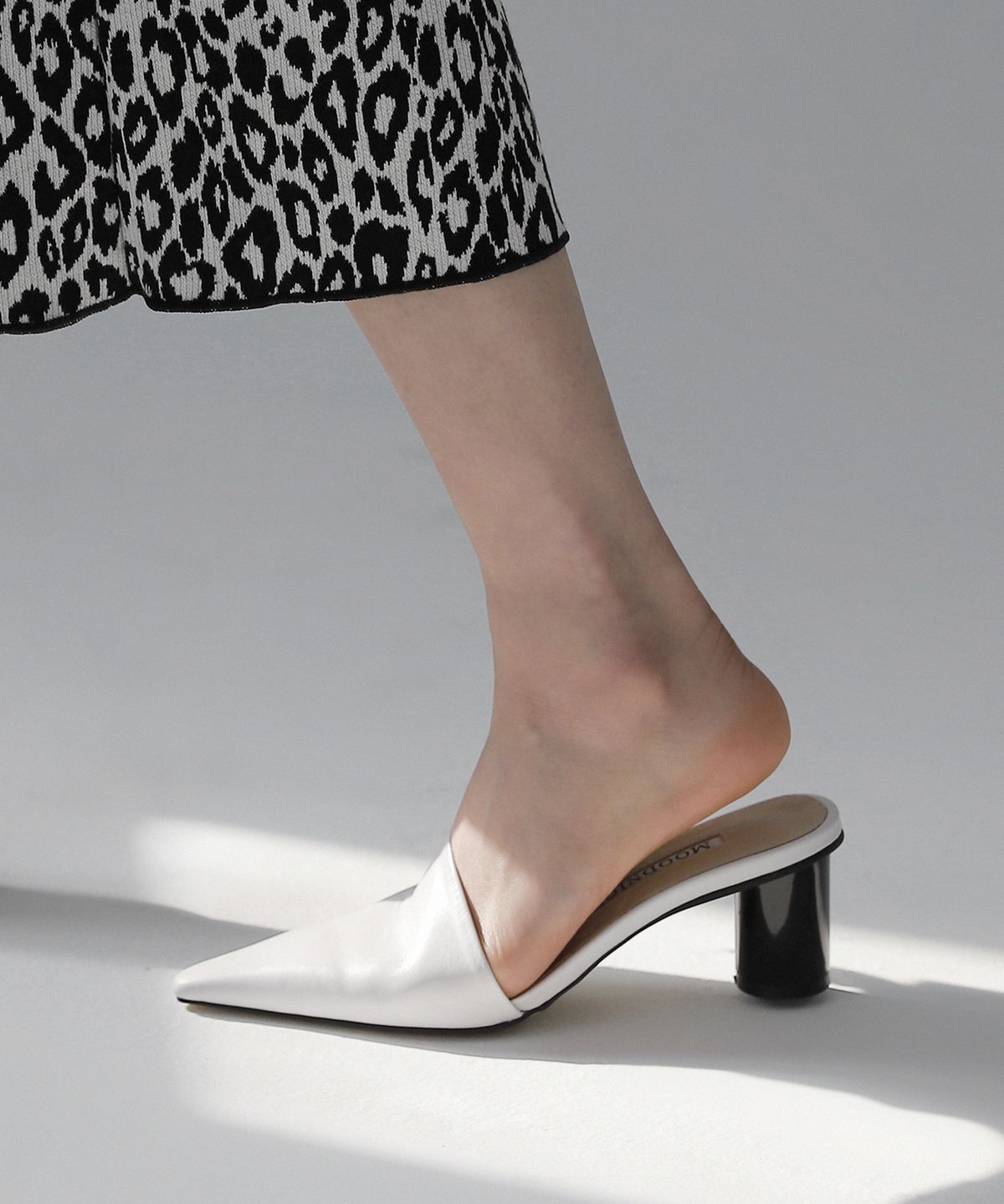 무드나잇(MOODNIGHT) Diagonal line mule Shoe - 4color 6cm 사선 스틸레토 뮬 펌프스