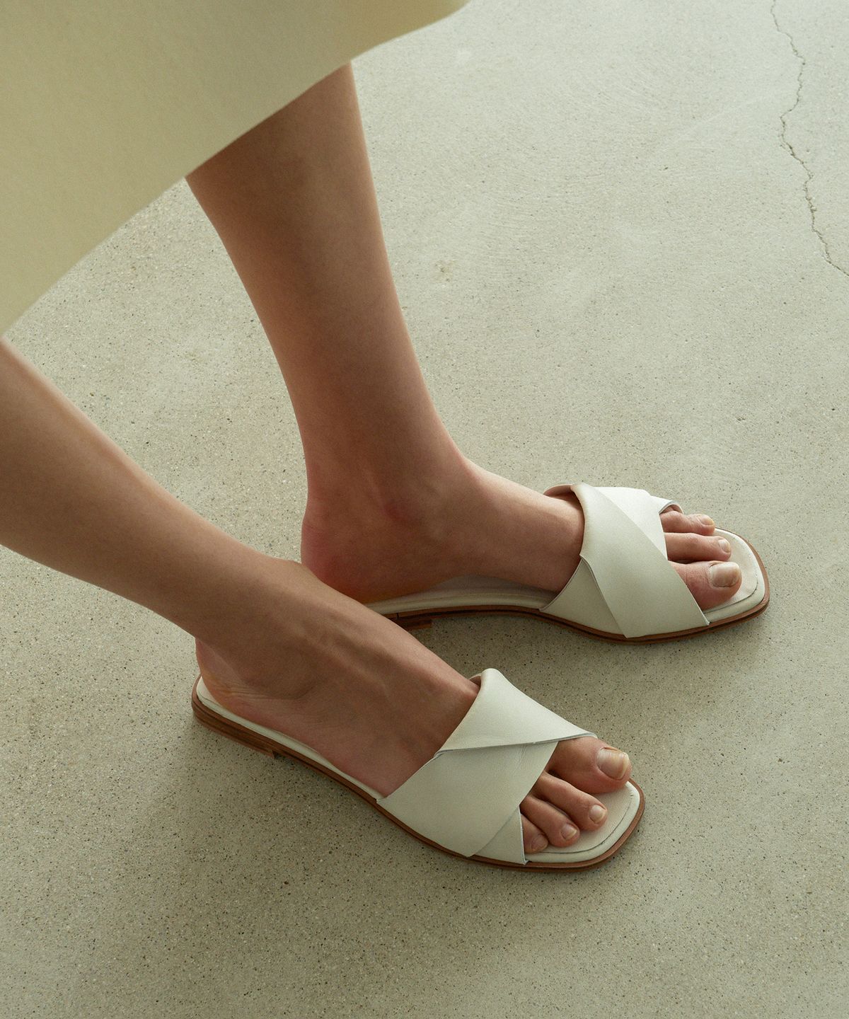 무드나잇(MOODNIGHT) OLIVE Slide slipper sandals - 3color 1cm 레더 슬라이드 슬리퍼 뮬
