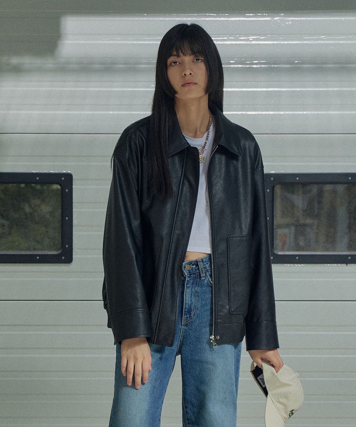 핀블랙(PINBLACK) 미니멀 레더 점퍼