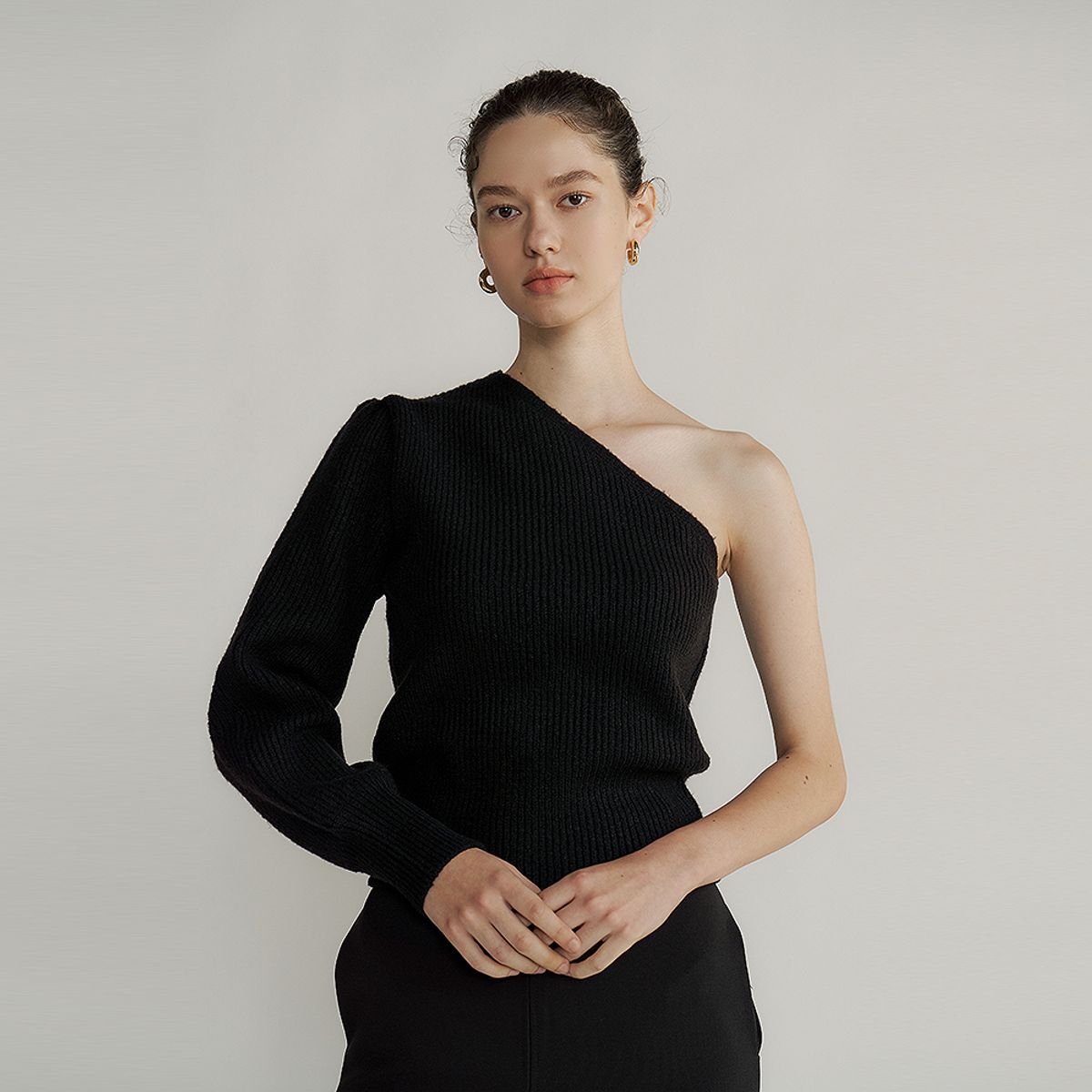 루시르주(LUCIR ZU) One off shoulder knit (black) - 사이즈 & 후기 | 무신사