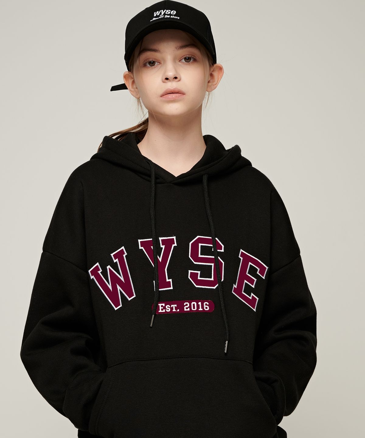 와이즈(WYSE) 베이직 컬리지 로고 후드 블랙
