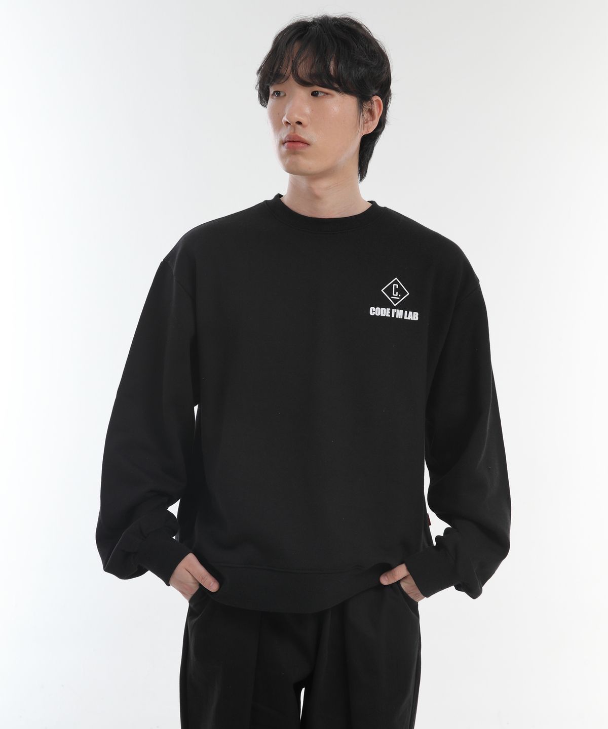 코드아이엠(CODE I'M) LAB로고프린트 헤비웨이트 오버핏맨투맨 블랙