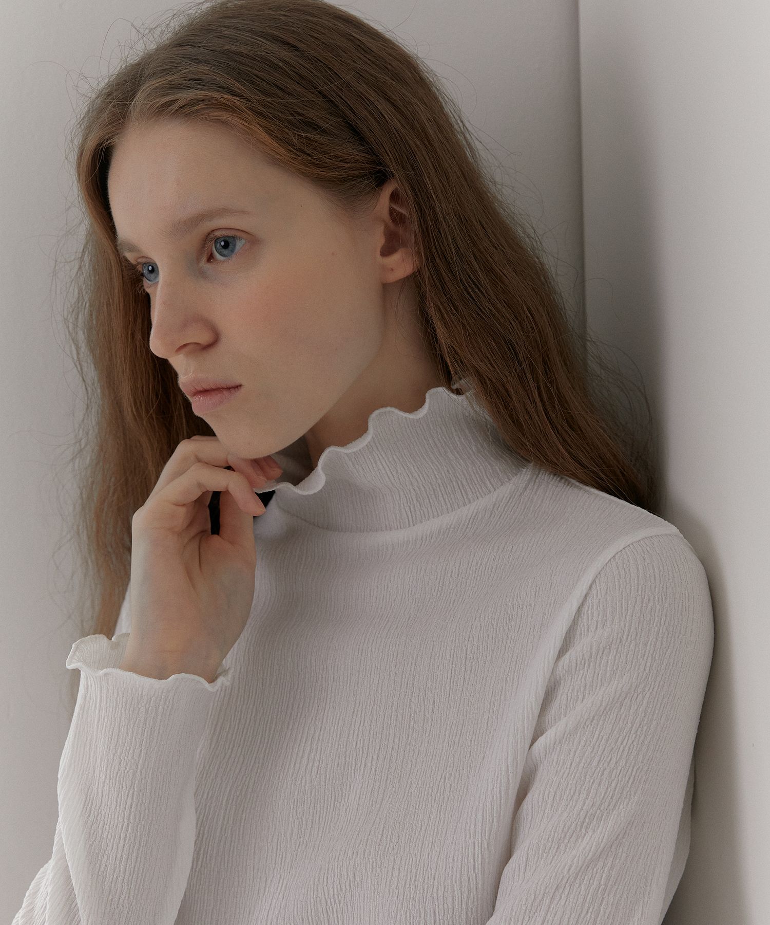 MUSINSA 38COMEONCOMMON Wrinkle Lettuce-Edge Turtleneck Top (White)