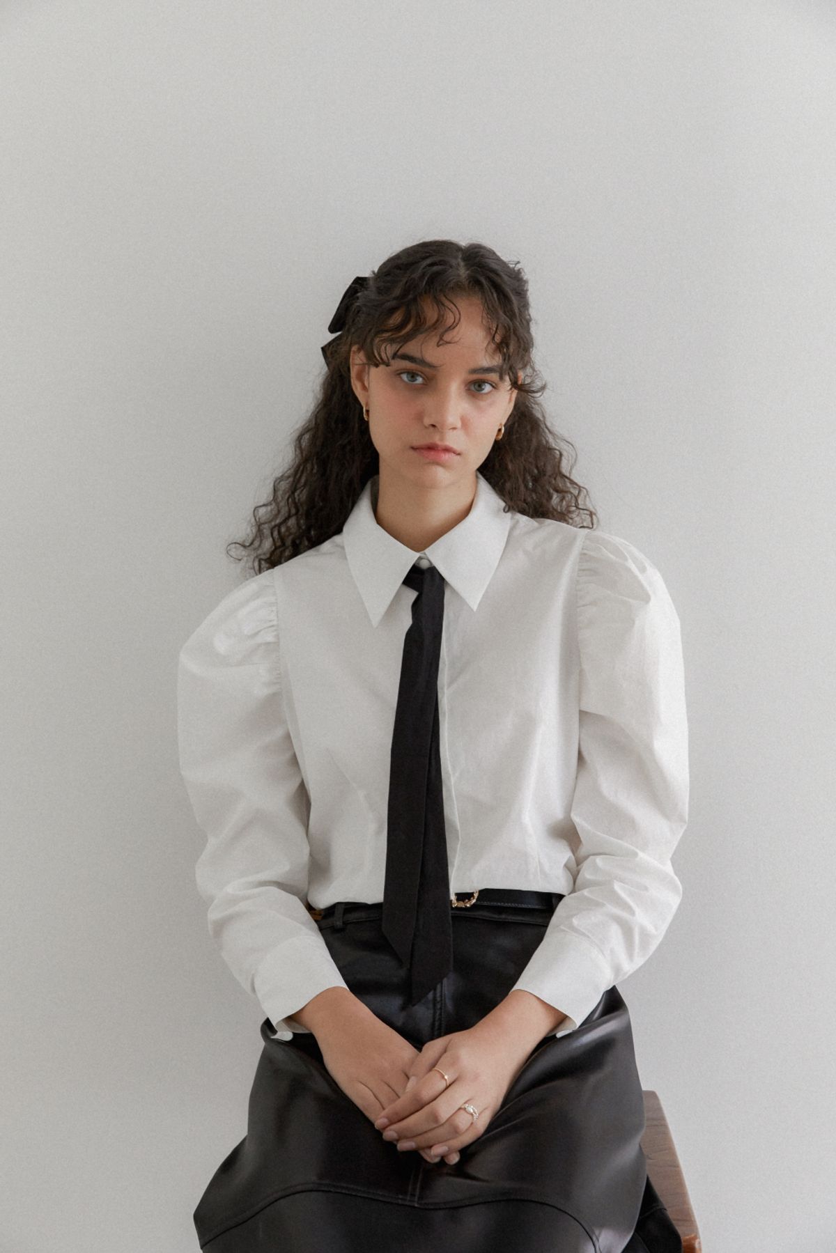 나루강(NARU KANG) Mutton sleeve Black tie blouse