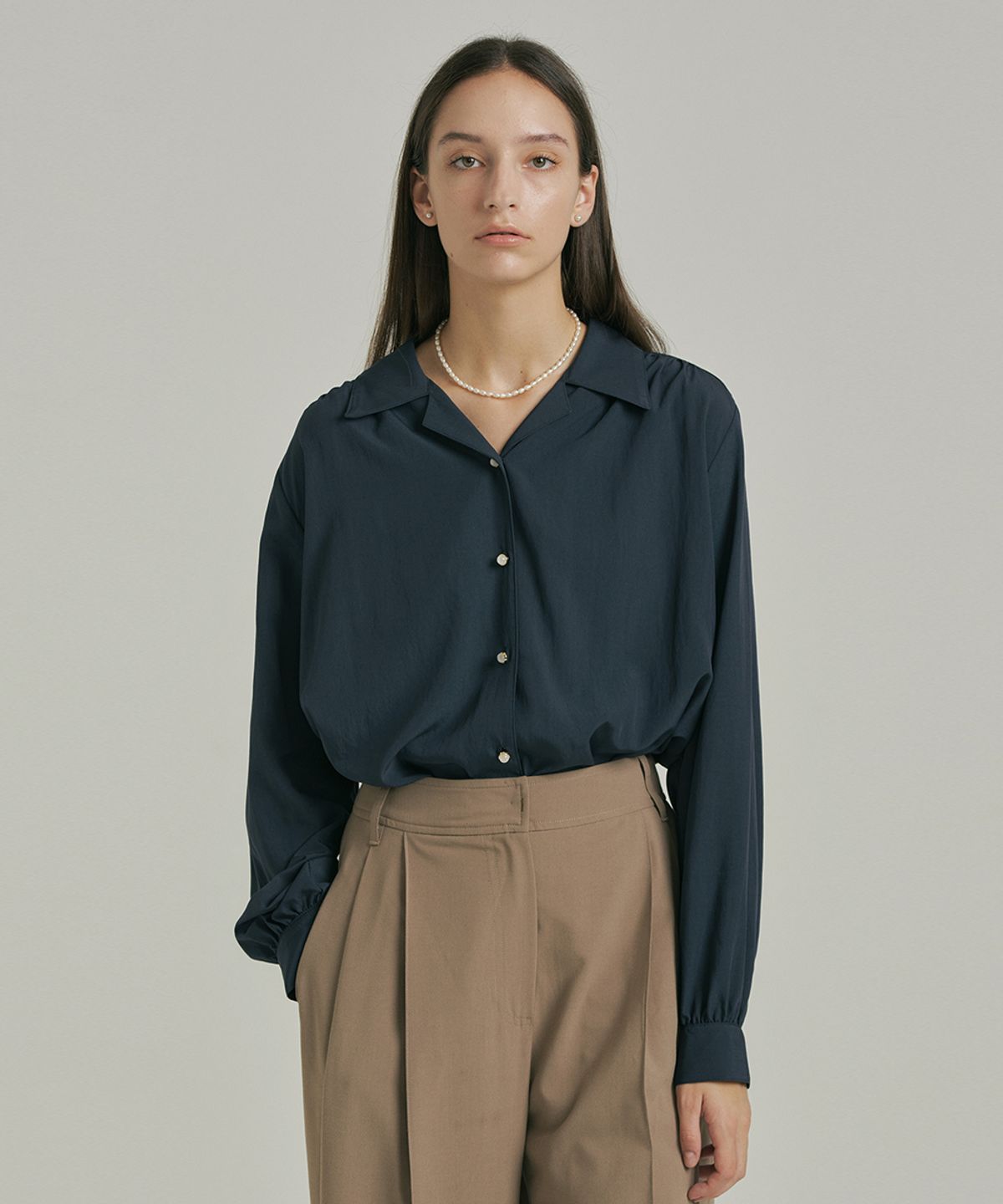 아위(AHWE) Shirring Volume Blouse_NAVY