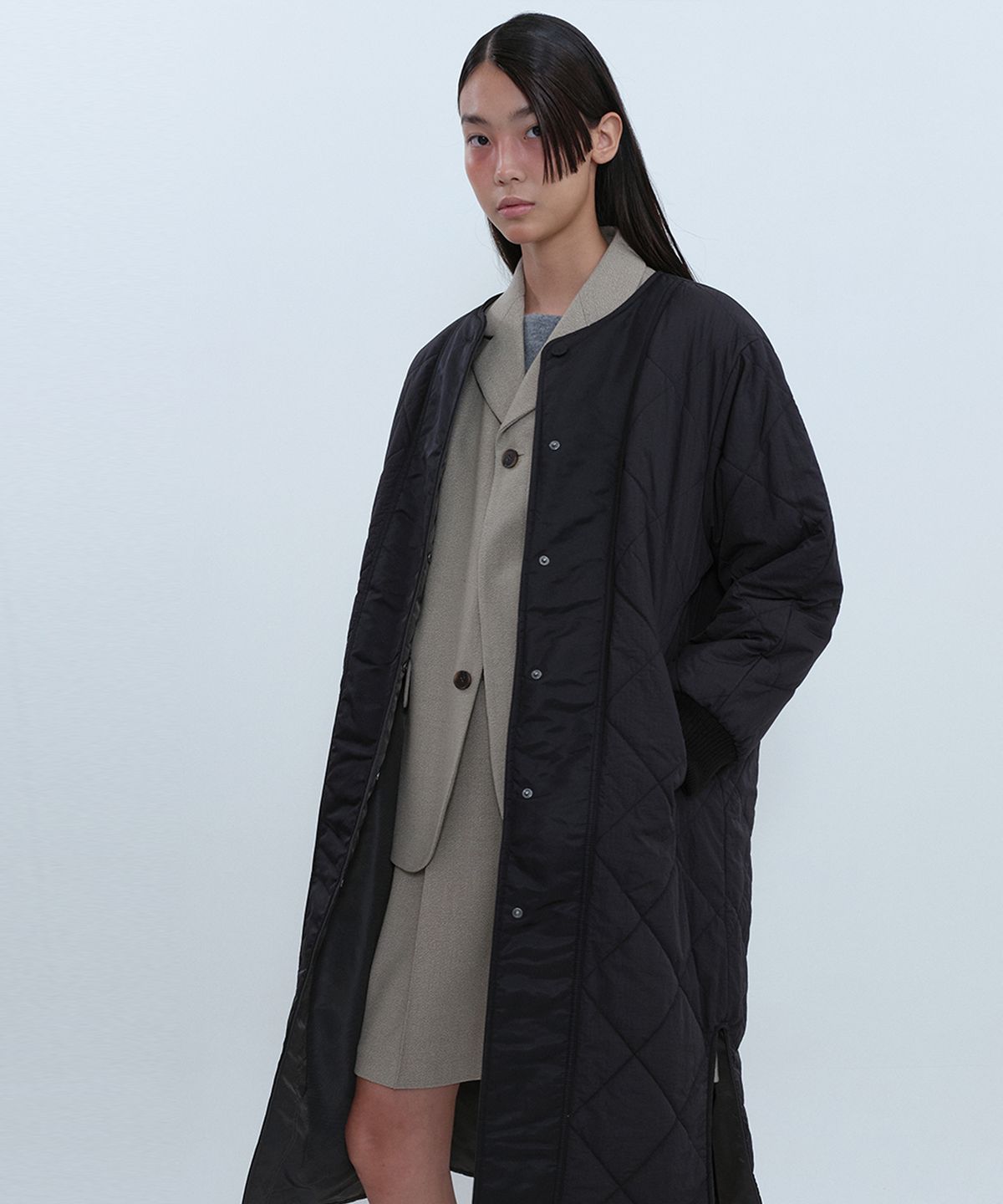 아위(AHWE) Reversible Long Padding_BLACK