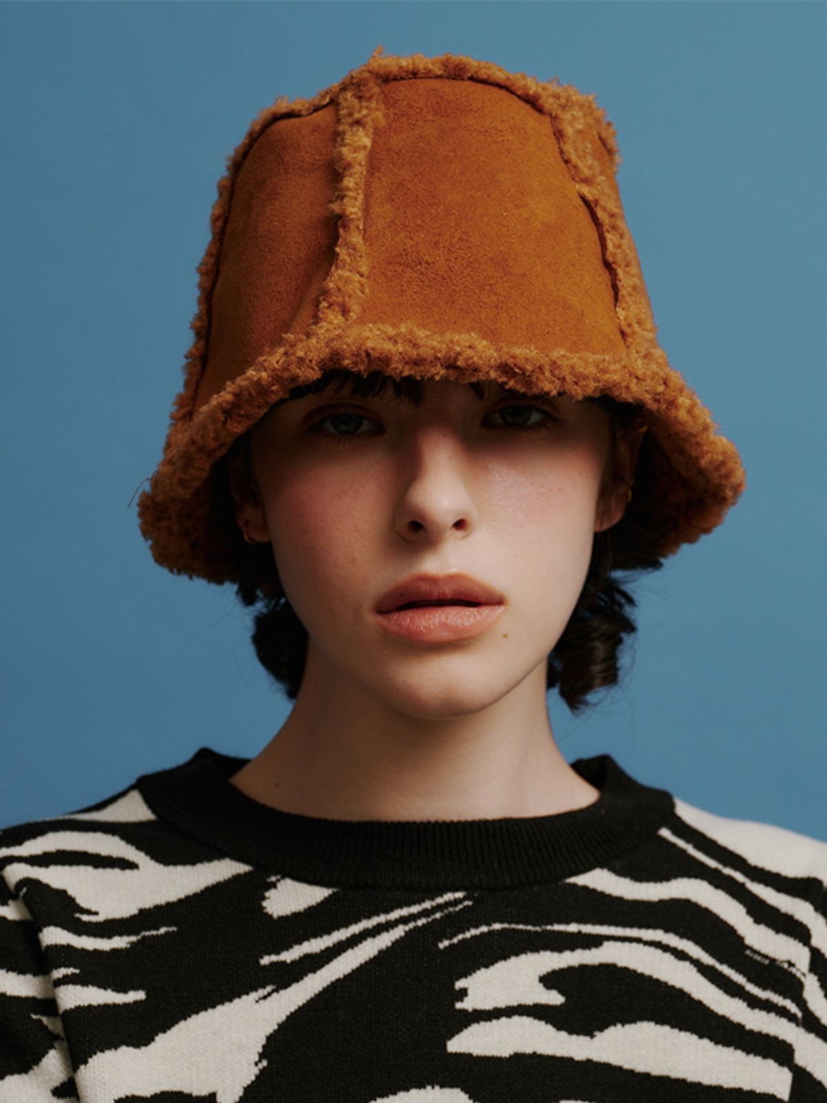 포에지담(POESIEDAME) [Life PORTRAIT] Shearling reversible bucket hat in Camel
