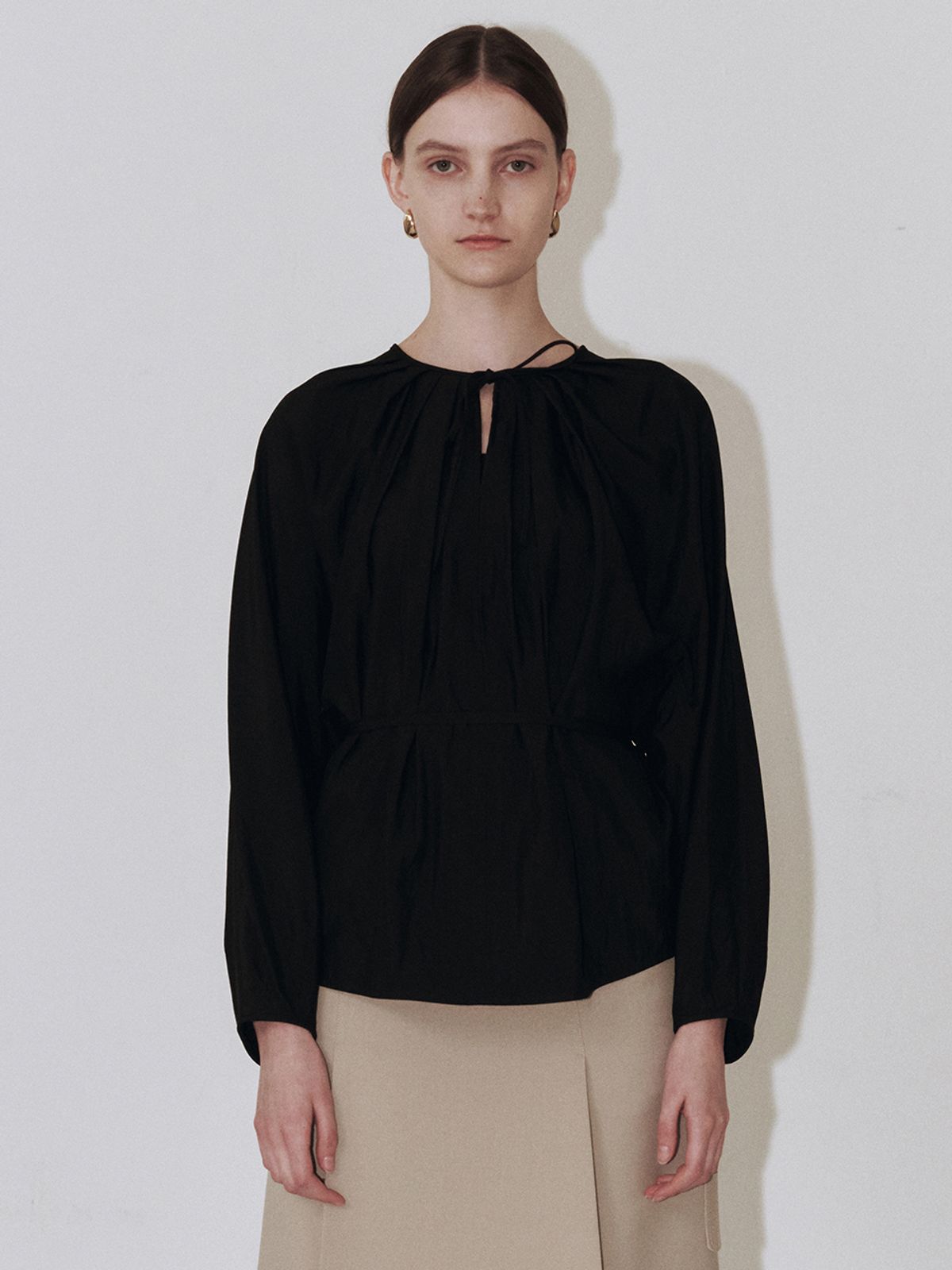 플로우먼(FLOWOMEN) Ribbon Pleats Blouse_Black