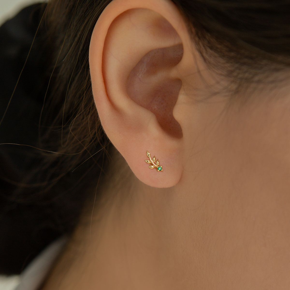 룬느(LUNNE) 14k 월계수 에메랄드 피어싱 (14k골드) C14