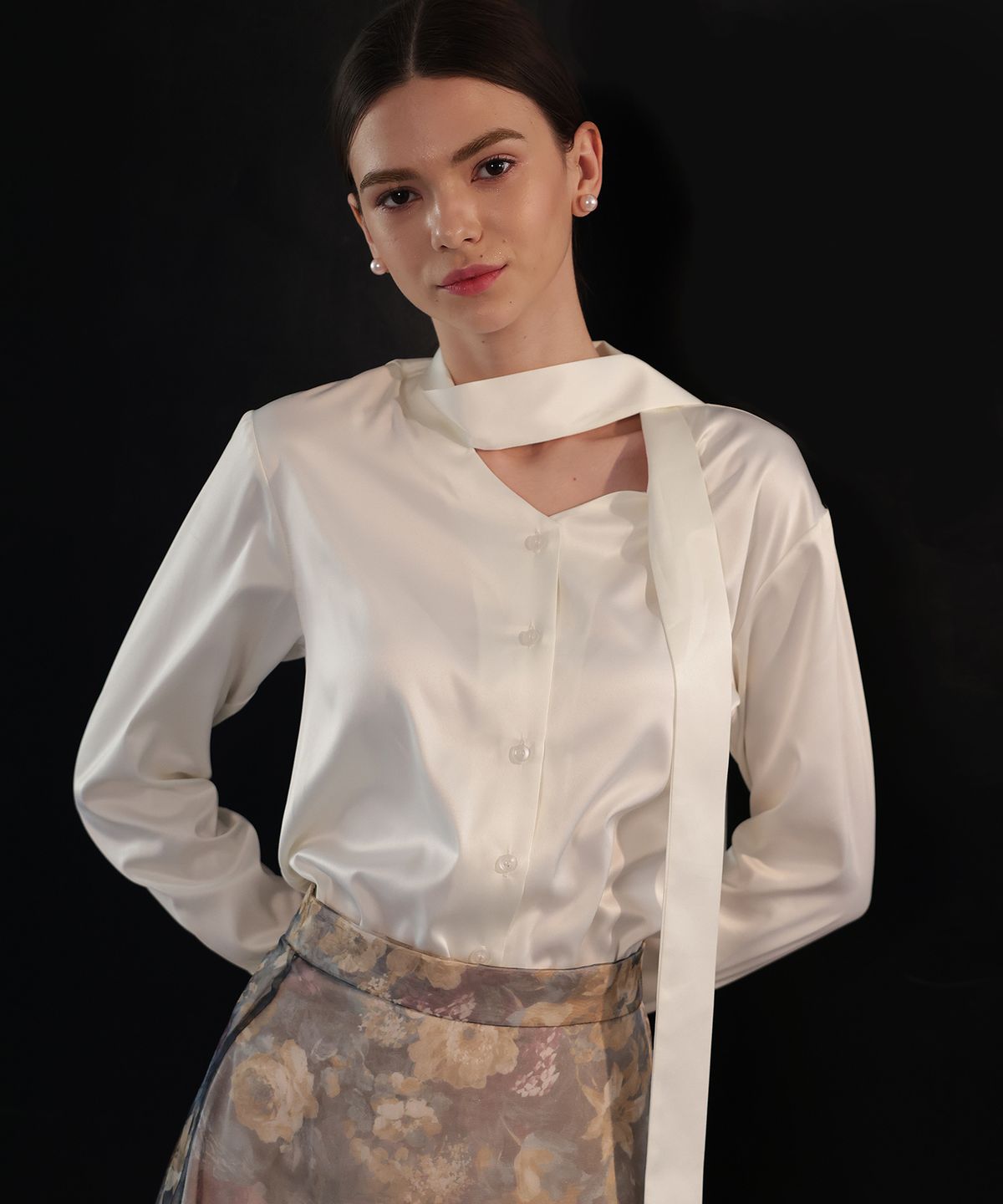 러브참(LOVECHARM) [콜린 실크 타이 블라우스] Colleen Silk Tie Blouse