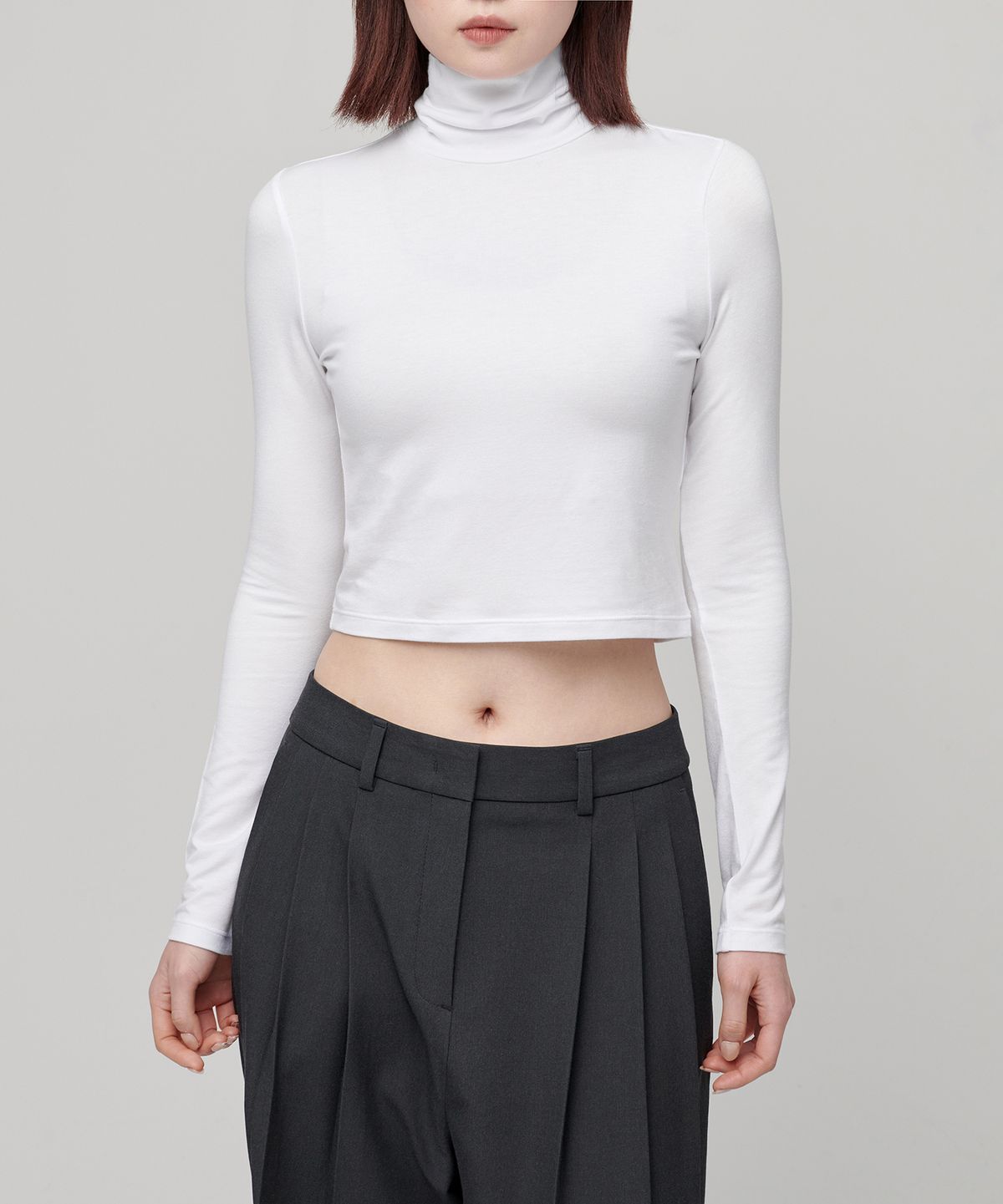무신사 스탠다드 우먼(MUSINSA STANDARD WOMAN) 우먼즈 슬림 크롭 터틀 넥 긴소매 티셔츠 [화이트]
