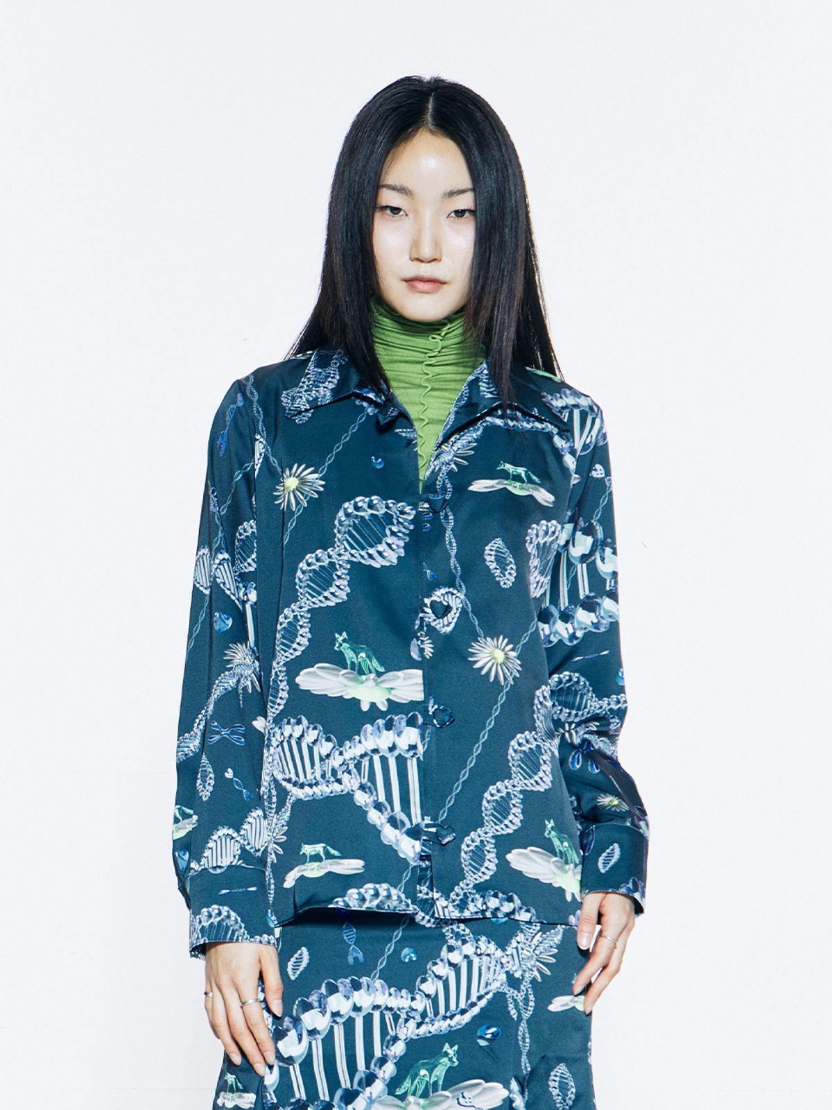 비건타이거(VEGAN TIGER) 프린트 하트버튼 블라우스 (NAVY)