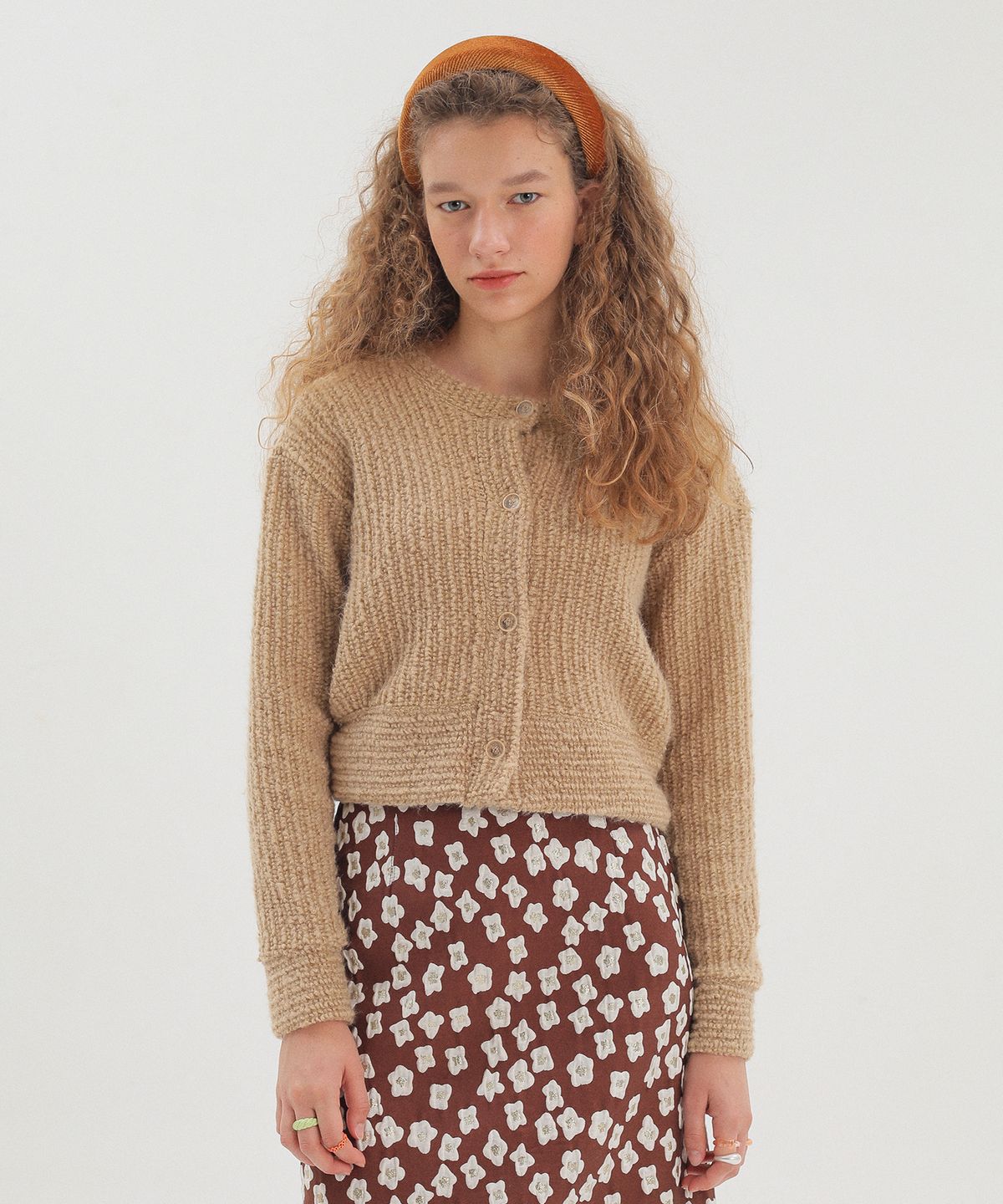 준준스페이스(JUNEJUNE SPACE) Crop Boucle Cardigan_Beige크롭 부클 가디건_베이지