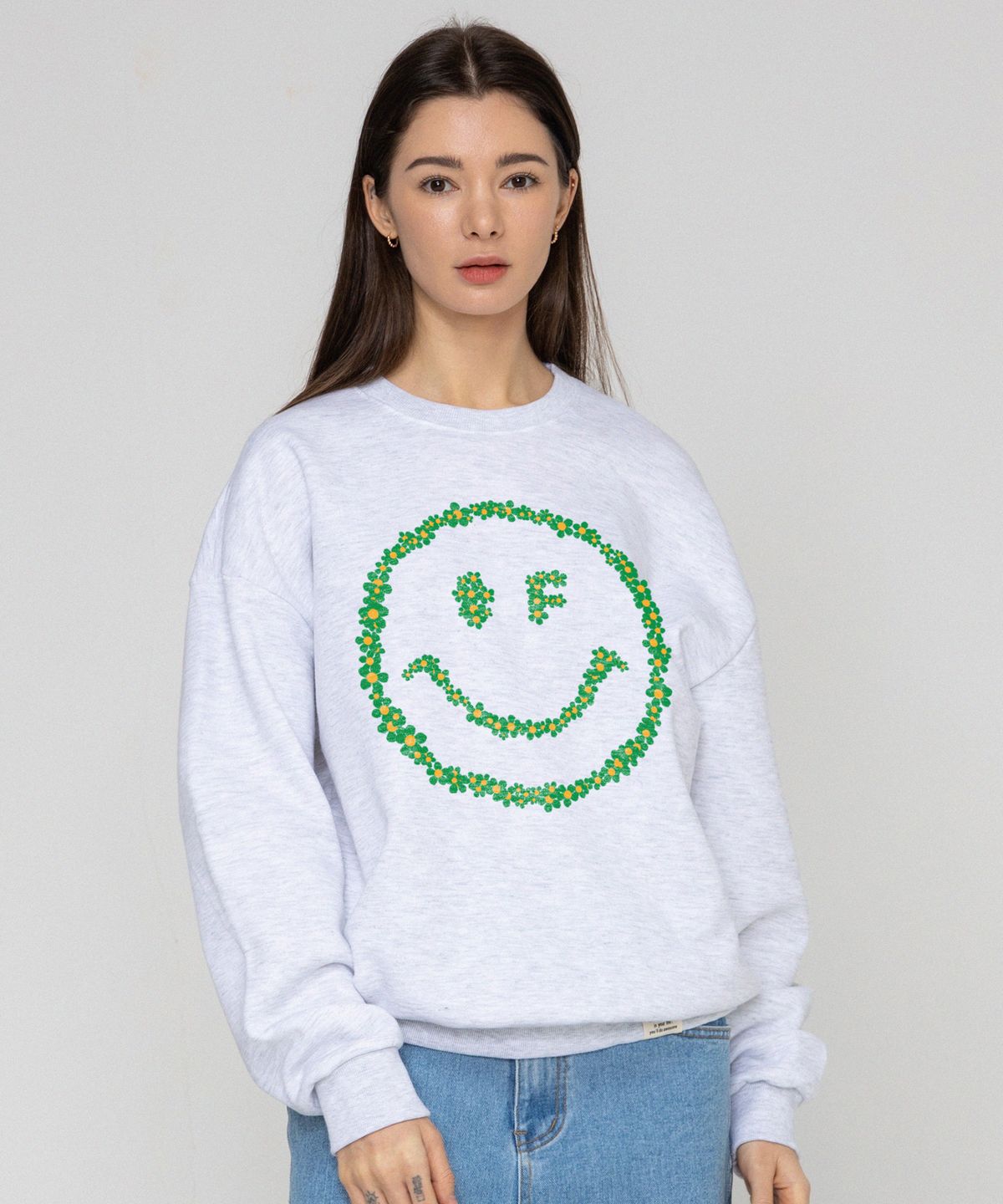 그레이버(GRAVER) [UNISEX]멀티플라워 도트스마일 맨투맨_멜란지화이트
