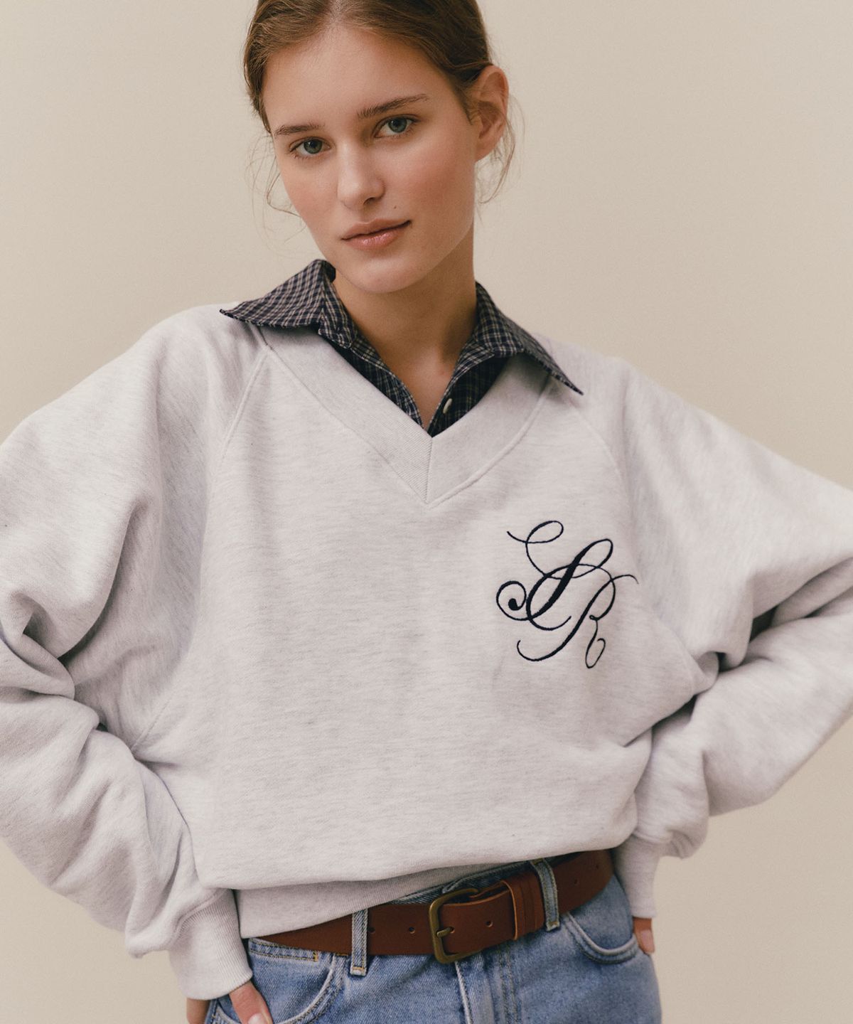 쏘이르(SO IR) V NECK LOGO SWEATSHIRT - LIGHT GREY