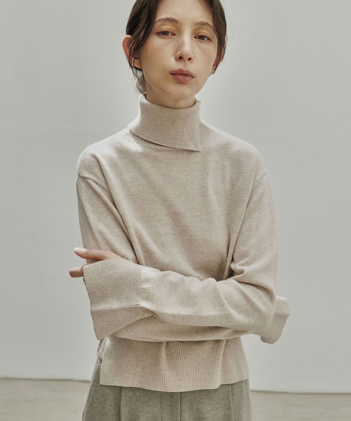 노이어 포 우먼(NOIRER FOR WOMAN) 캐시미어 슬릿 터틀넥 (베이지)