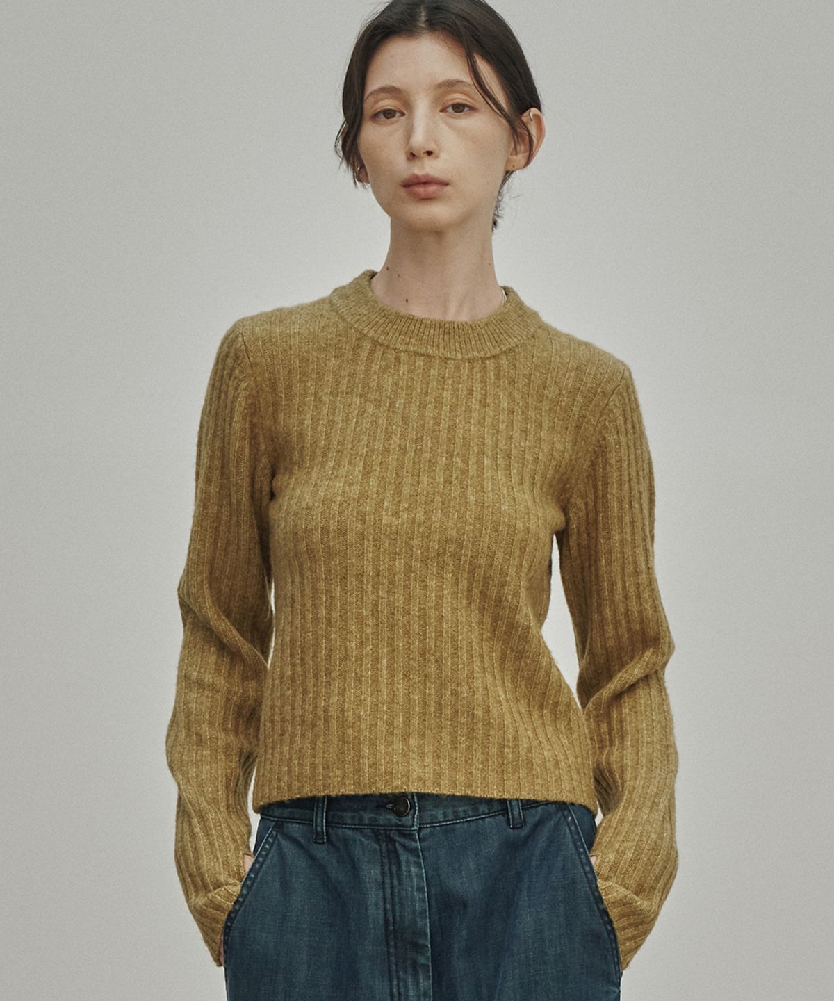 노이어 포 우먼(NOIRER FOR WOMAN) 카멜 슬림핏 골지 스웨터 (올리브)