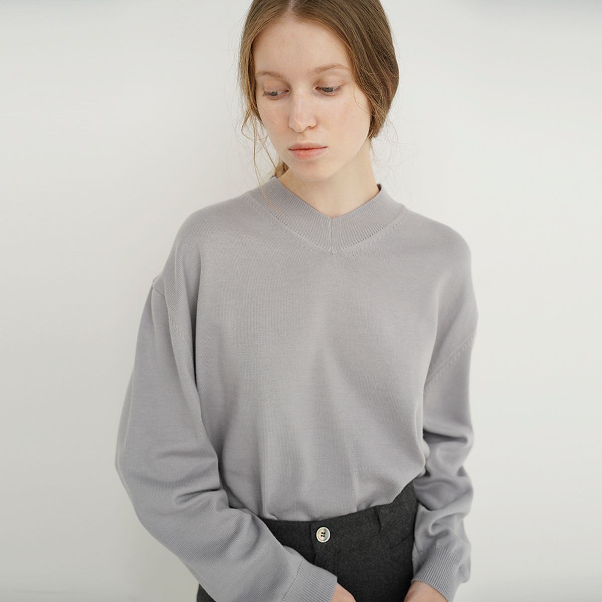 레이에(LEIE) PAGIE V NECK KNIT TOP (GREY)