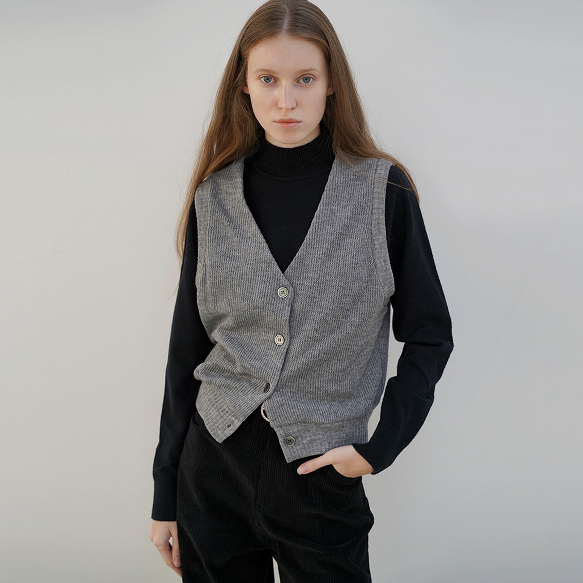 레이에(LEIE) JAMIE BUTTON UP V-NECK KNIT VEST CARDIGAN(GREY)